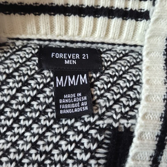#54 - Forever 21 "Blessed" Men's B & W Cardigan Patterned Sweater. Size Medium - Picture 6 of 6